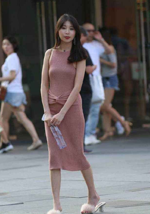 街拍：运动装裹出迷人身材，一双大长腿让人看呆