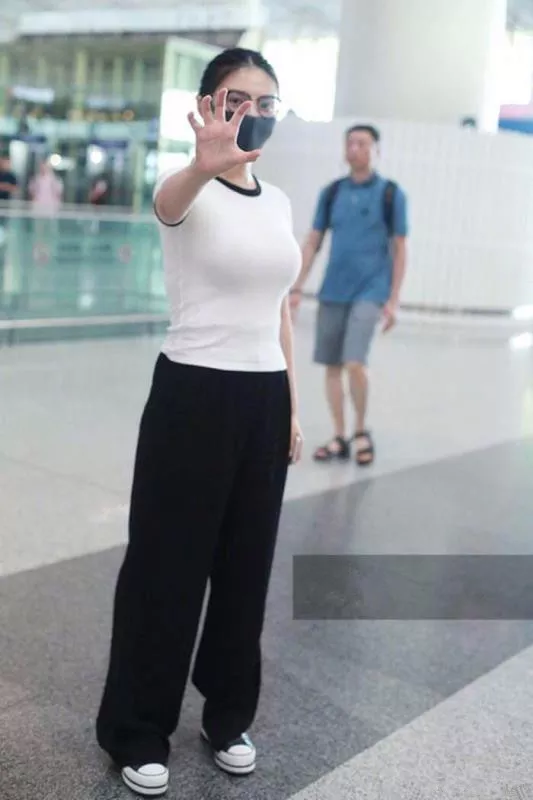 徐冬冬真敢穿，白色短裤配粉色衬衫 ，网友：有点甜美感