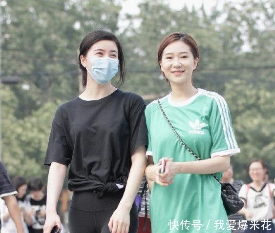  「实不相瞒」实不相瞒，左边穿半透裤子的姐姐更好看
