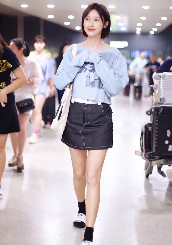 张俪一头短发清爽利落造型小清新现身 看到镜头挥手显亲和