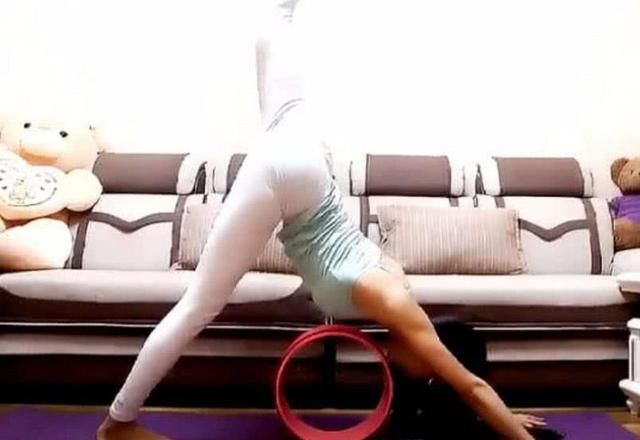 紧身裤美女练瑜伽,这动作会让人想歪吧?