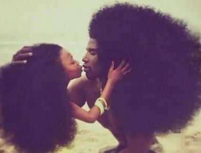 男子生来发型自然卷不理发,女儿看后也跟风,结果画风瞬间笑skr