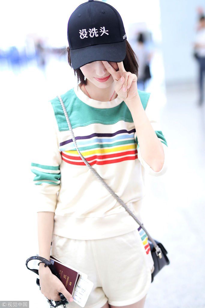 耿直girl！佟丽娅秀美腿活力满满似少女 自嘲“没洗头”嘟嘴比V萌