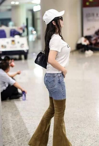 同是辣妈穿红T却大不同，冉莹颖衣服快被撑破，霍思燕却嫩回18岁