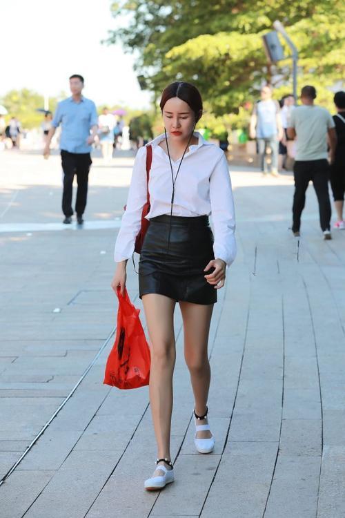 紧身牛仔裤展现美女那完美的曲线，散发着不一样的魅力，真好看！