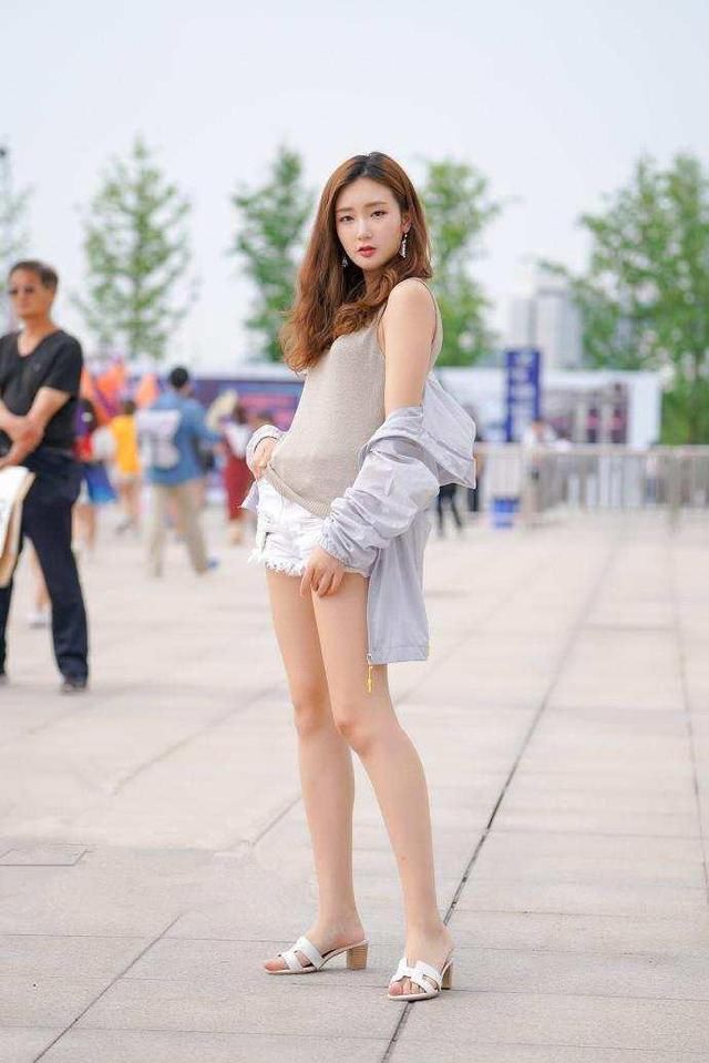 街拍 夏季时尚打扮，图一小美女穿的好清凉，图八的牛仔热裤真野