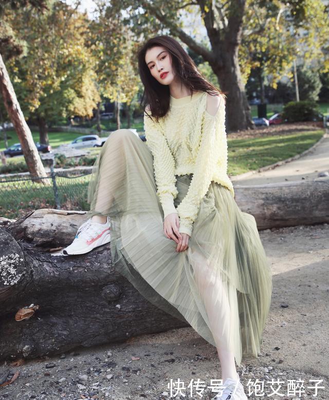 奔四■奔四奔五的女人别再穿卫衣配裤子,学学明星这样穿,美的很高级