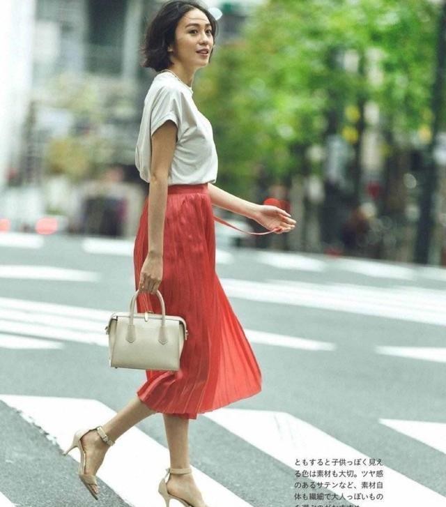  #女人#女人的穿搭，不仅需要清新淡雅的春日之美，还要为自己增加好感度