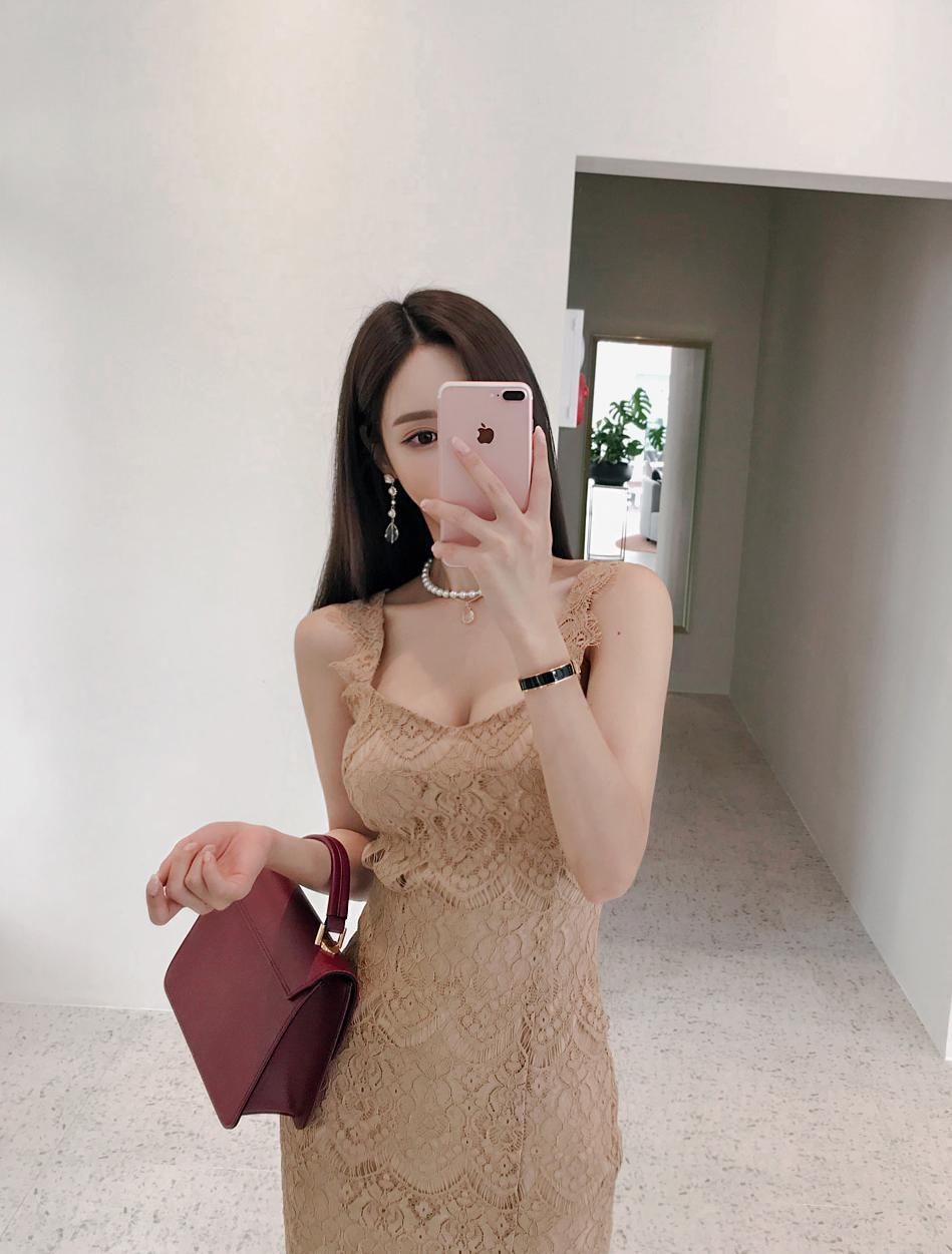  裸色|街拍美女穿裸色蕾丝连衣裙，在不经意间流露出含蓄的性感魅力