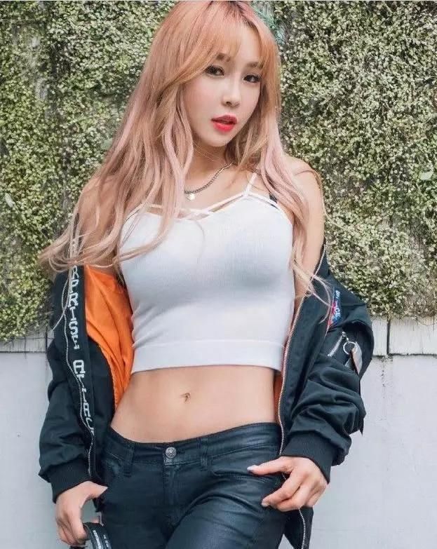 娱乐街拍:成熟的女人最有韵味 回头率百分百