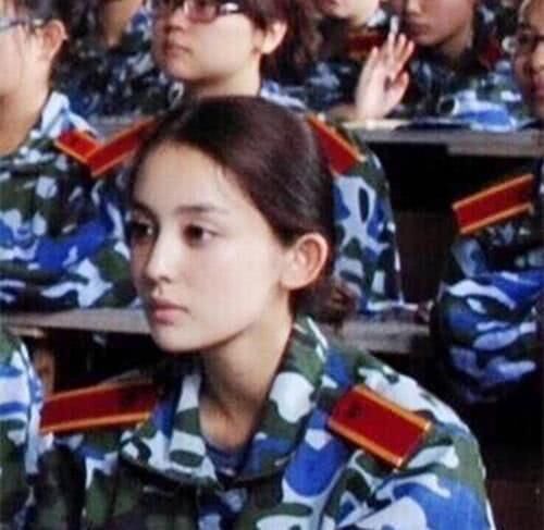 过分!看过路人拍女星军训素颜照,才知道这些年我们被骗得有多惨