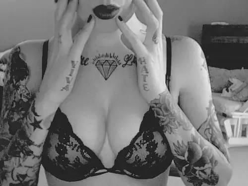 露背露肩深V的妹子别走，你们的内衣呢？