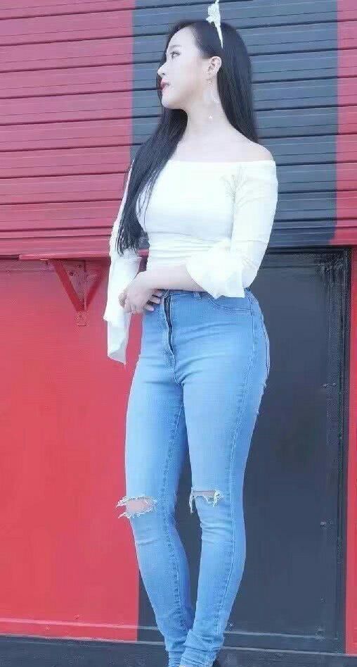 时尚穿搭，修身牛仔裤穿搭没有年龄限制，简单时尚青春活力