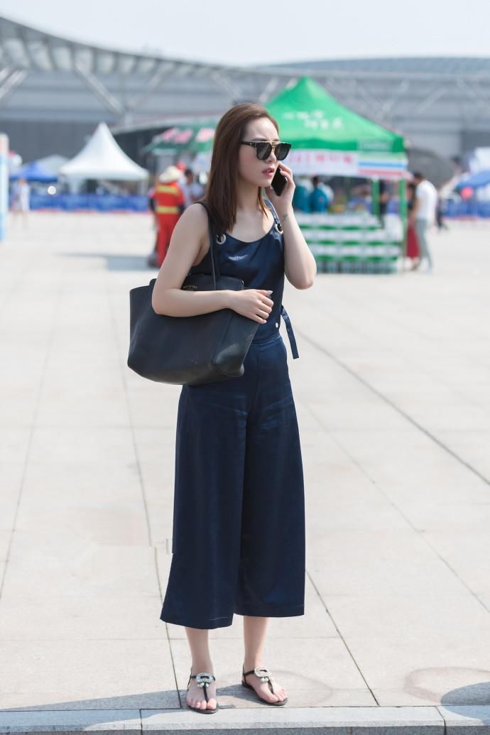 街拍 美女身穿纯白色背心，尽显女神魅力，不知道你会喜欢吗?