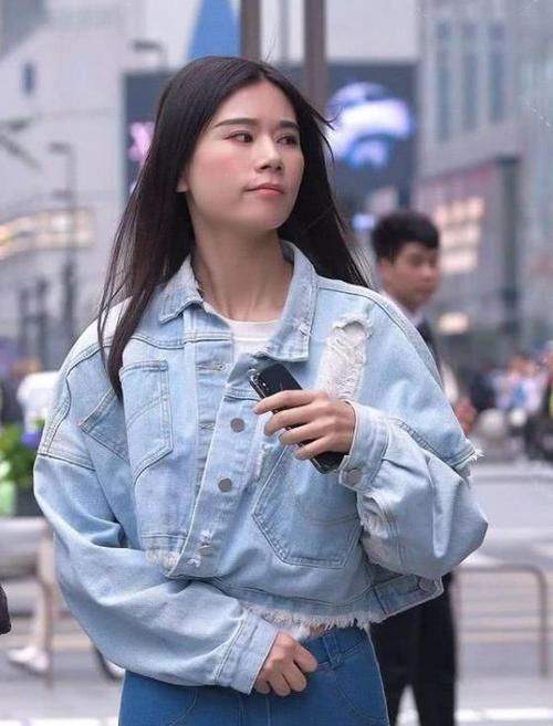  [姿态也更加]街拍：亭亭玉立的美女，一条白色的连衣裙，优雅气质迷人