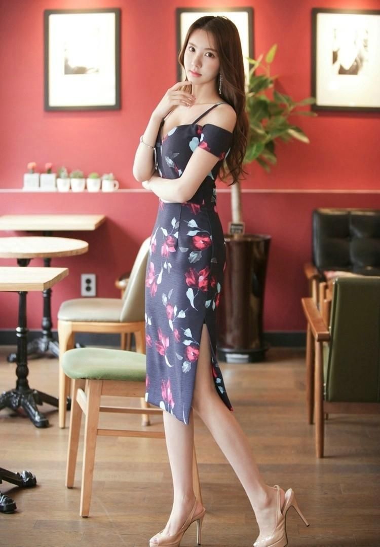 蛇腰美女身材高挑酥胸丰满，美腿修长拍性感高清写真！