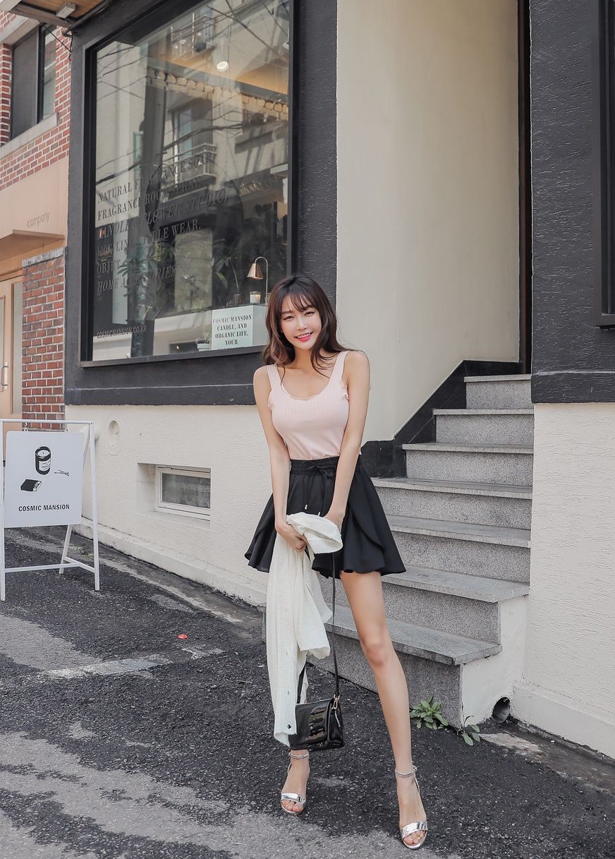 街拍 黑色短裙美女，丰腴身材，天使容貌！