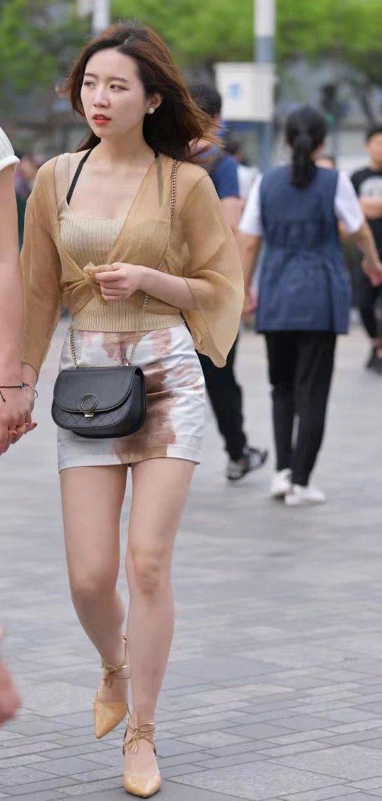 轻熟小姐姐穿浅色吊带裹出珠圆玉润的身材，性感无比