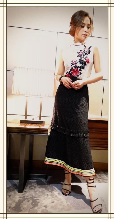 婚后的阿娇愈发美丽了!一袭印花阔腿裤竟美过超模,赖弘国赚大了