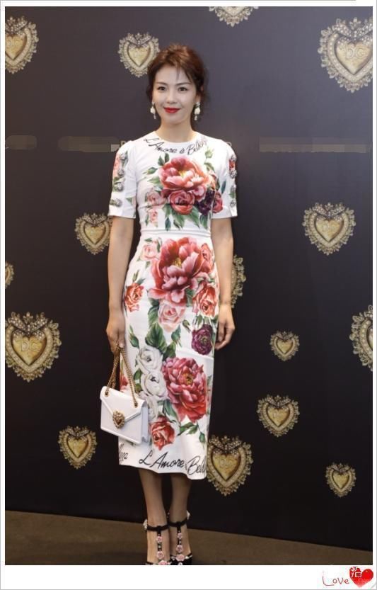 刘涛这身材简直了!如此难驾驭的裙子都能穿的这么美?王珂赚到了