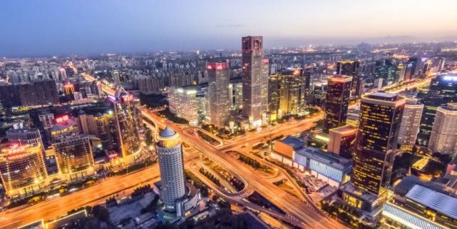 广西正在酝酿建设百亿高铁，线路方案有三条，沿途经过你家乡吗？