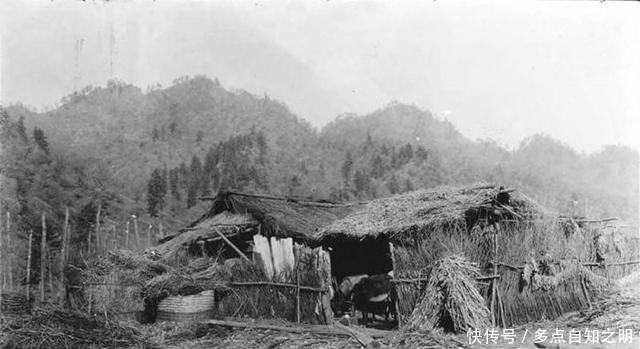  村庄：百年前北方农村老照片：房屋破败道路泥泞，农民穿粗布衣