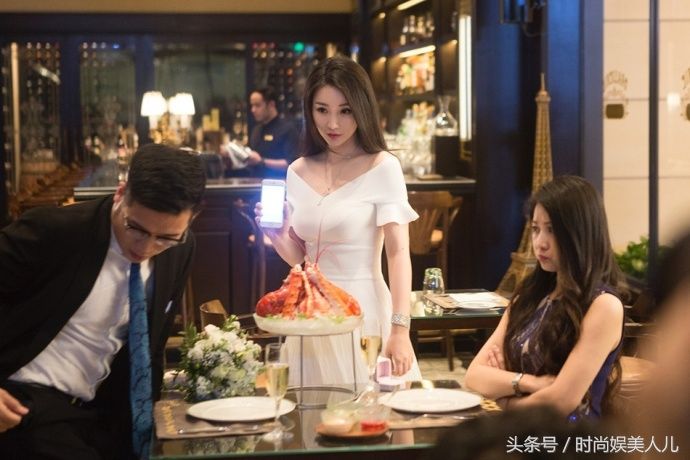 柳岩以都市伊人形象现身，她挑战三套不同风格的裙装，美艳众人!