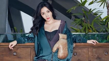 柳岩晒剧中美照，抹胸裙大秀身材，网友直呼：上面兜不住了！