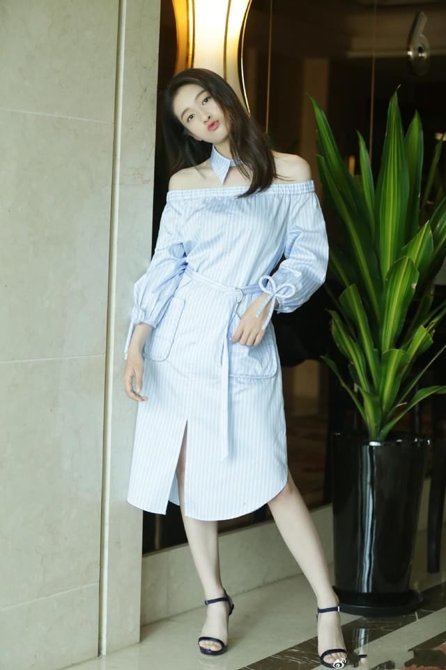 张雪迎裙子穿的太短了，难怪要一直用手挡着，网友：显腿长呗！