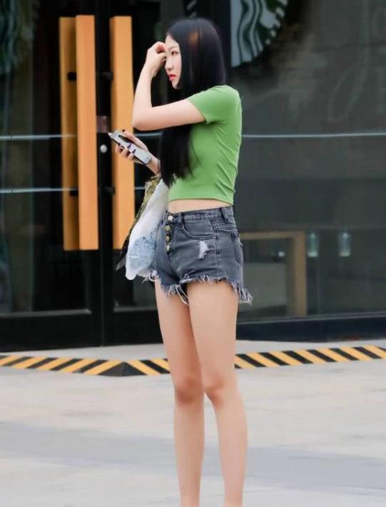 『美女』街拍:艳若桃李的美女,一条红色的连衣裙,优雅气质迷人风采