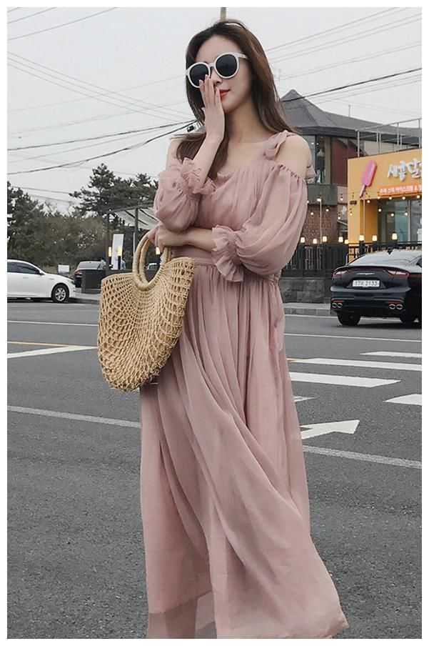 街拍：图1飘逸长裙，图2格子背带裤，图3胸部纹身撩人！