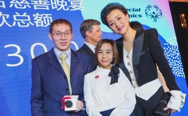  「背头」51岁“国宝主持人”杨澜亮相，背头配皮衣气场强，气质同龄人少见