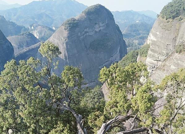 奇特寺庙在悬崖上 唯一小路仅有10厘米宽 太危险游客无人敢去