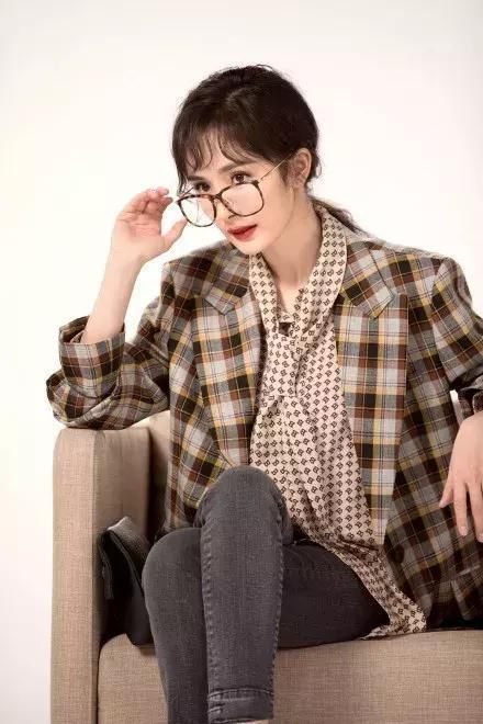 谁说戴眼镜一定丑?杨幂、倪妮的时髦眼镜妆3分钟就学会!