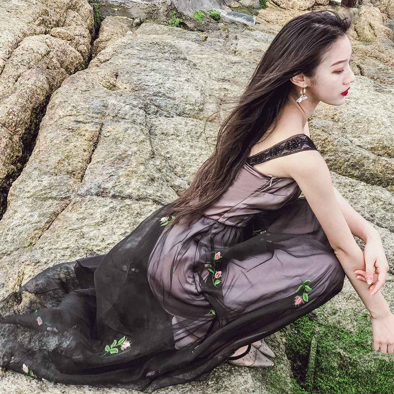 如今女人是真敢穿!“若隐若现”网纱裙真是美的人心醉，美嫩减龄