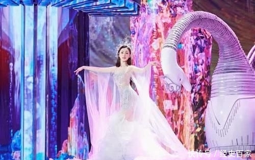 低俗:微透长裙勾出好比例,性感又不低俗,张天爱的“夹腿站”美到犯规
