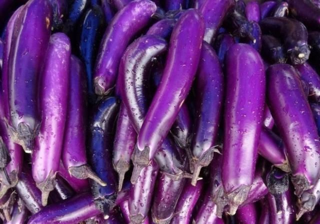  『吸油』炒茄子的时候很吸油？快来试一下这个方法，茄子下饭再不油腻