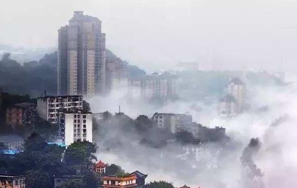 是什么原因使得重庆成为了一座网红城市？有哪些好玩的地方推荐？