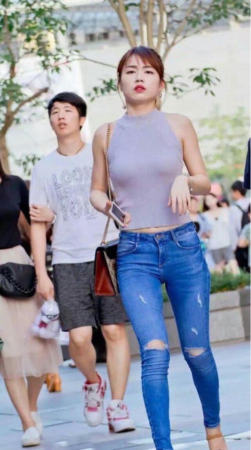 紧身的牛仔裤，不管对什么腿型的女孩子们都很友好！