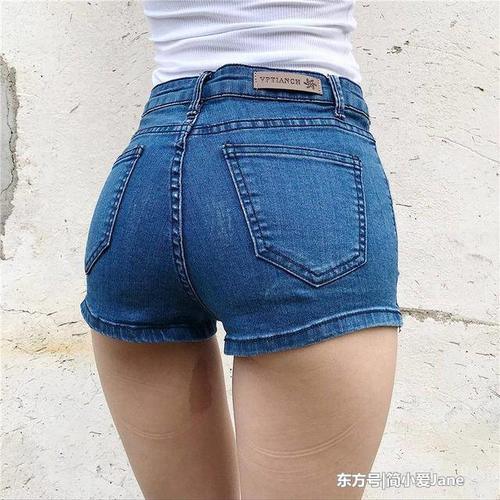 学院风少女紧身热裤，轻松勾勒出迷人的腰线