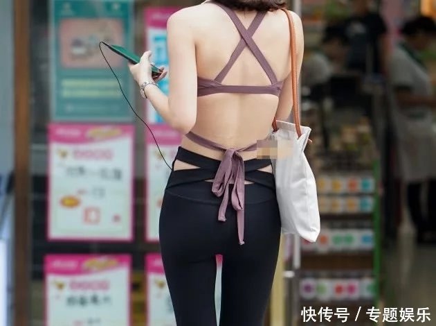 气质小姐姐黑色紧身裤穿出双腿修长，健身的女人很有看头