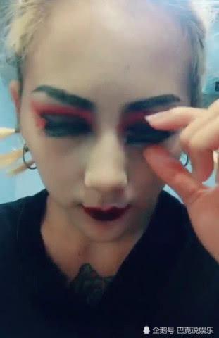 夜店美女下班回家，卸妆后评论区炸了，网友：美颜相机都救不了你