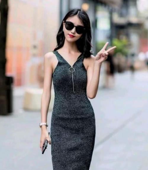  小姐姐：养眼女神街拍：面带笑容的小姐姐，一件白色短袖配牛仔裤，青春阳光气息