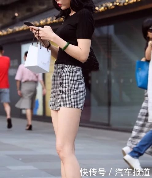 气质小姐姐格子裙显出好身材，摇摆的身姿，看了背影让人着迷
