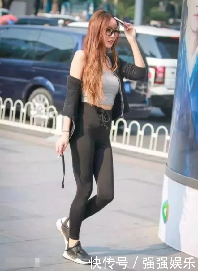 俏皮小女神紧身裤绷出丰腴的臀围，下滑的上衣露雪白香肩