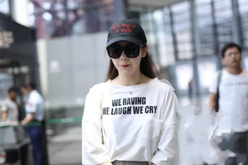 戚薇胆真大，穿条看不见的短裤去机场，考虑过李承铉的感受么？