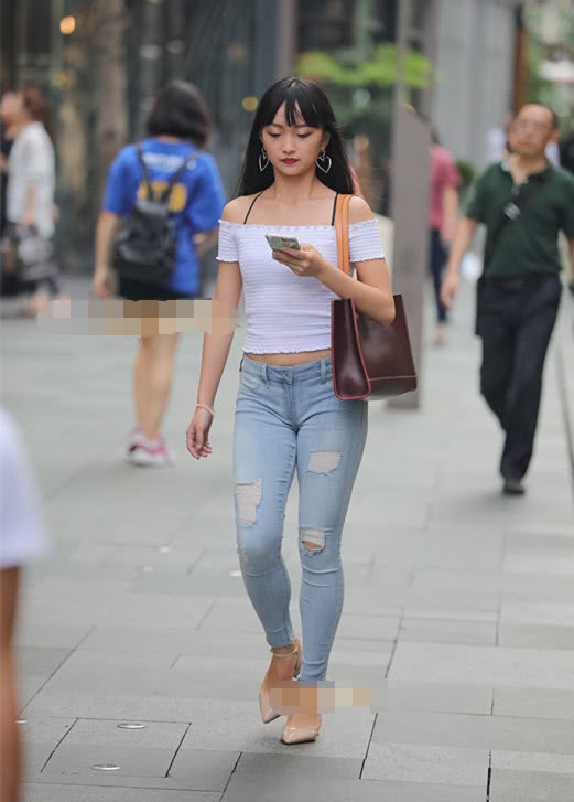 俏丽小姐姐紧身破洞裤裹出优雅弧线，另类的破洞很清爽