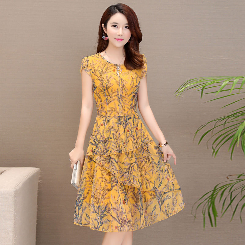 如今70后女人都流行这样穿,换上这连衣裙,居然美得不敢相信