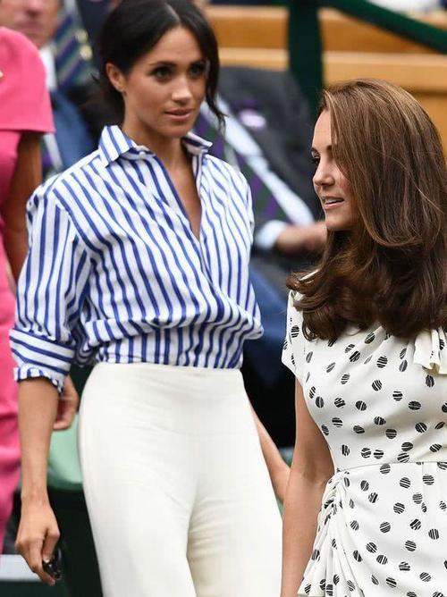 梅根穿的衬衫太肥,不适合她娇小身材,网友:这是跟哈里借的吧?