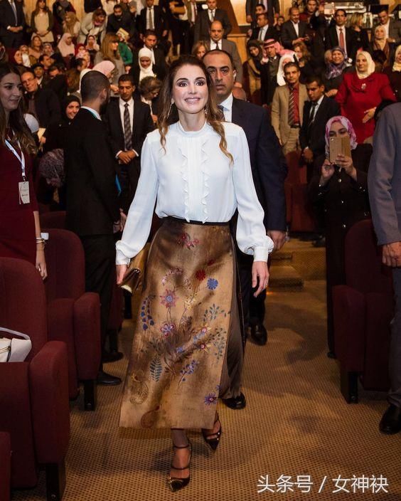 跟王室学职场着装，最美王后拉尼娅的时尚进化
